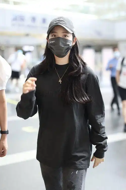 欧阳娜娜长袖t恤牛仔裤时髦俏皮