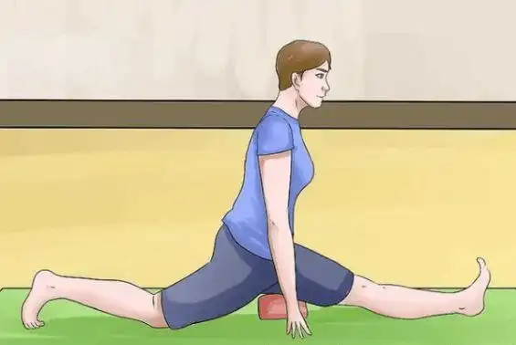 劈腿女神一字马动作传遍网络大长腿引人注意柔韧度惊人