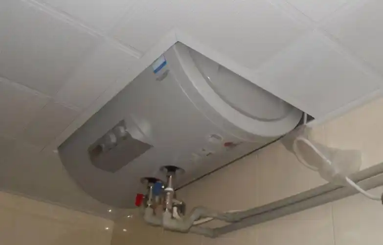 为什么有钱人都把热水器装吊顶上听老电工的解说才知我家装早