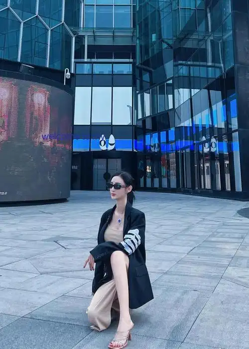 亚洲小姐吴春怡晒写真,身穿高开衩裙,公众场合劈腿|写真照|高跟鞋