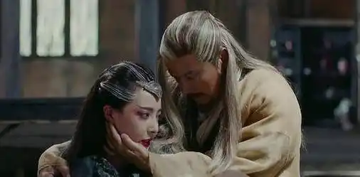 很多文章就电影里黄药师和梅超风的感情桥段讨论的非常多,侠客君还