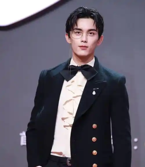 看看吴磊的站姿再看看刘宇宁,明星就是不一样_差距_镜头_黑色