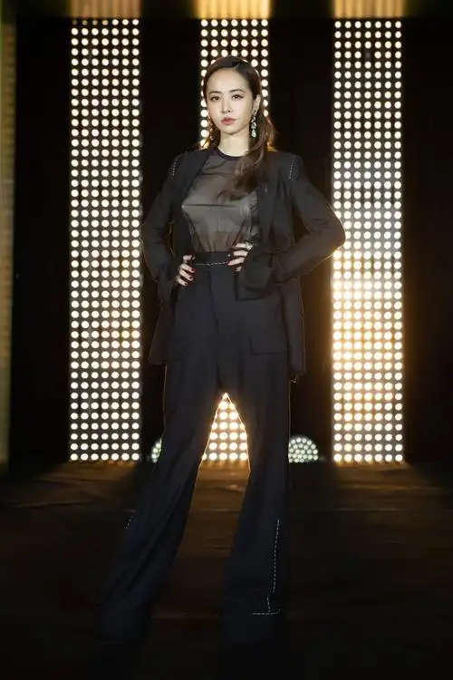 蔡依林身着 vera wang 亮相新专辑发布会