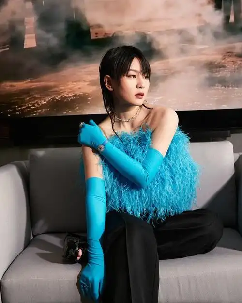 周笔畅改变了穿搭路线穿蓝色裹胸羽毛衣还挺有女人味的