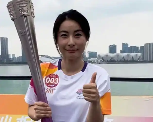 郭晶晶出席亚运会任火炬手,皱纹,斑点,眼袋全暴露,素颜太真实|奥运