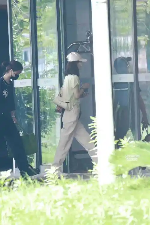 赵丽颖最近路透_绿色_短发_水珠