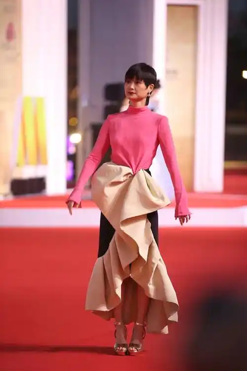 金鸡奖闭幕红毯李宇春撞色开衩裙装设计感满满