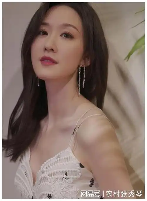 从最初的羞涩生涩到如今的游刃有余,张雯不仅在表演中享受着乐趣,同时