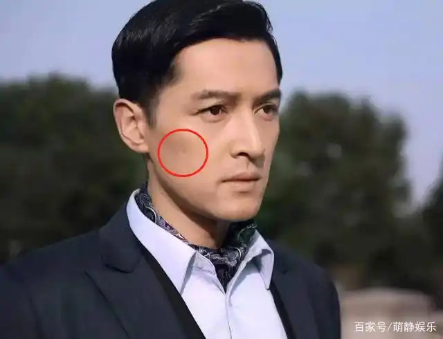胡歌的脸怎么了?近来多次被拍到脸上"坑坑洼洼"