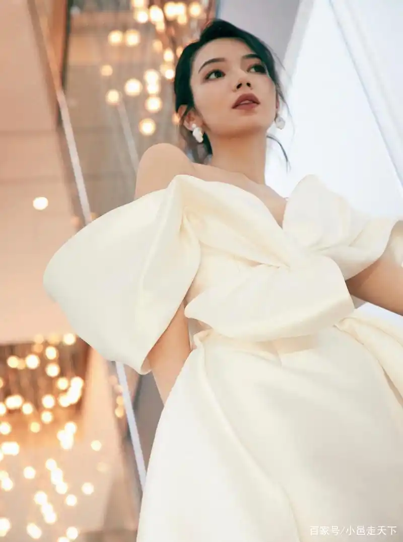 代斯白色长裙性感写真