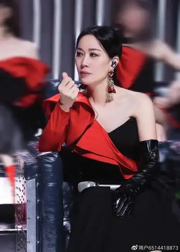 53岁的那英罕见玩性感,深v裙大秀事业线,舞台崩溃被气到大哭.