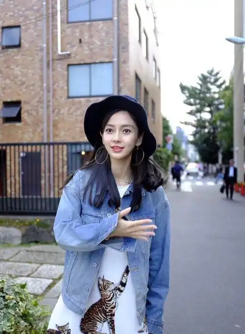 杨颖打破55分身材传闻高开叉泳衣秀甘蔗腿这哪像三岁孩子妈