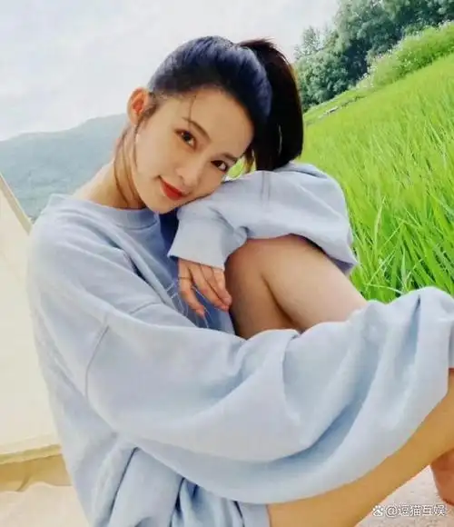 很喜欢李沁的松弛感,给人慵懒可爱又活泼的感觉