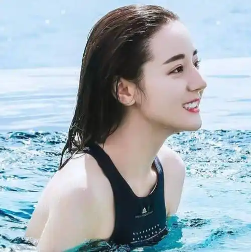 在这两张照片中,迪丽热巴穿着黑色的泳衣,当她游泳过后浮出水面的那一