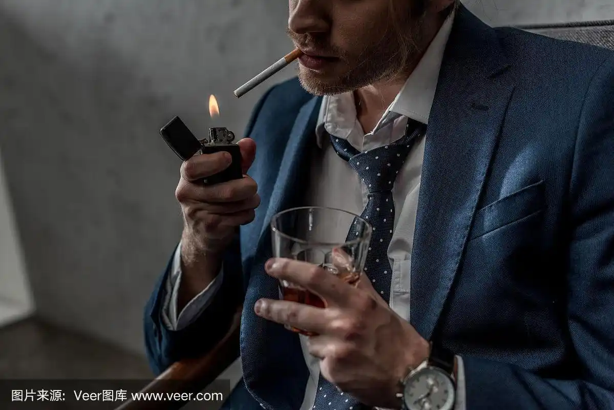 商人拿着一杯威士忌抽烟的镜头