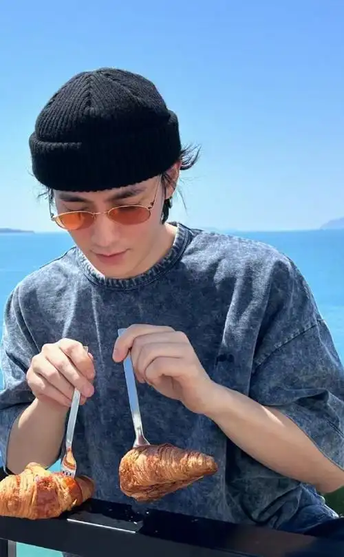 内娱戴眼镜最好看的明星##朱一龙