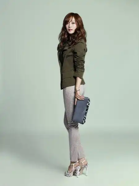 金喜善代言品牌女装简洁大方展童颜图