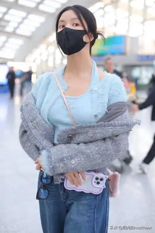 街拍:刘些宁蓝色针织开衫 灰色外套 阔腿牛仔裤简约时尚_北京_机场