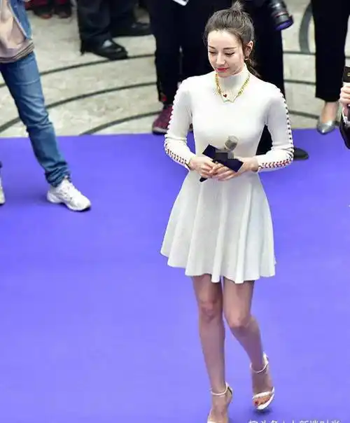 真实镜头下的迪丽热巴,无美颜无滤镜,照样美得不可方物_造型_连衣裙