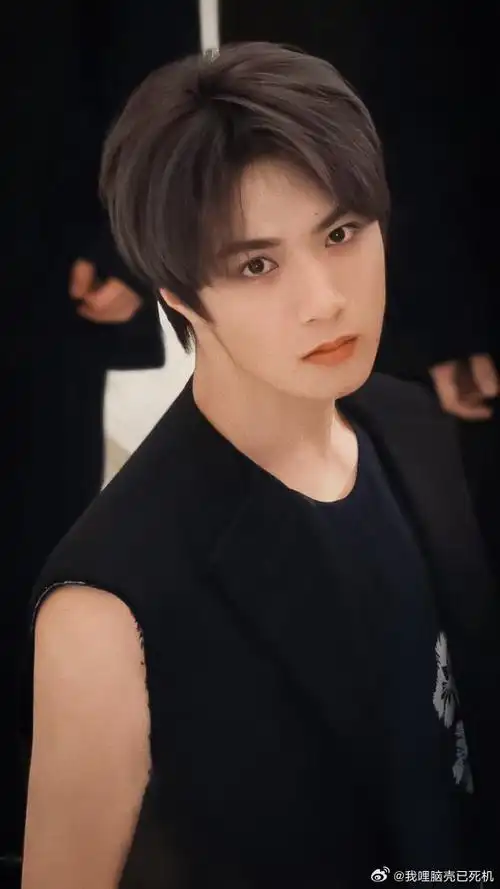 刘耀文无袖背心深情眼