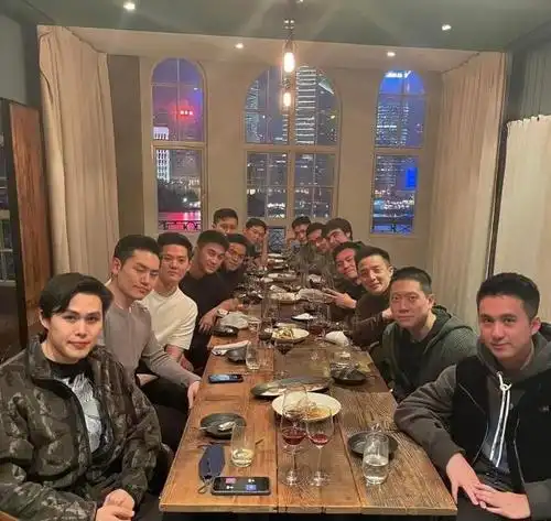 何猷君生日不见妻子奚梦瑶,反而一群男生陪伴,生日祝福都没送