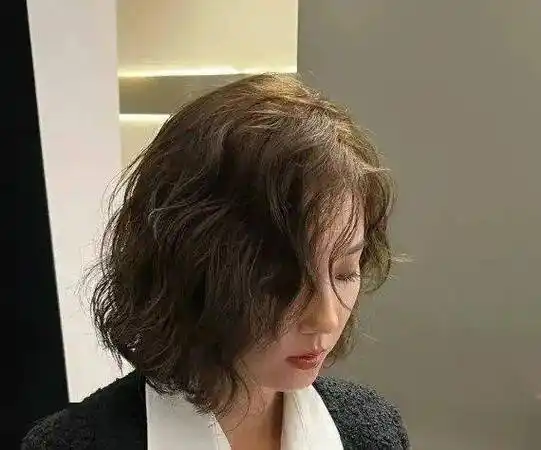 时尚洋气的中短烫卷发发型,好看又显发量,复古风格的造型非常适合高冷
