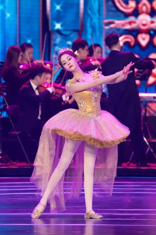 简介:迪丽热巴北京国际电影节舞台照,分享一组迪丽热巴图片给大家,图