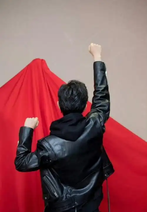 肖战的必备单品——(小飞侠)红披风#肖战晒初雪雪人