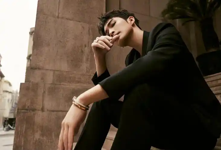 张彬彬黑色西装大片,优雅贵气魅力十足,侧颜杀绝了