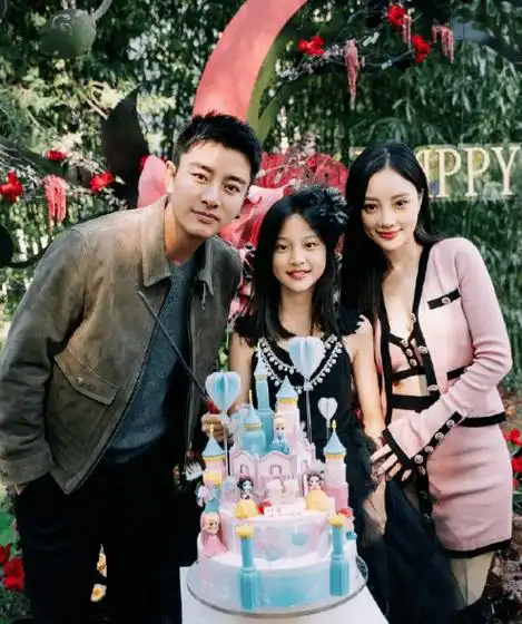 明星主播贾乃亮直播间羽绒服价格被曝割韭菜,品牌回应称需核实_李小璐