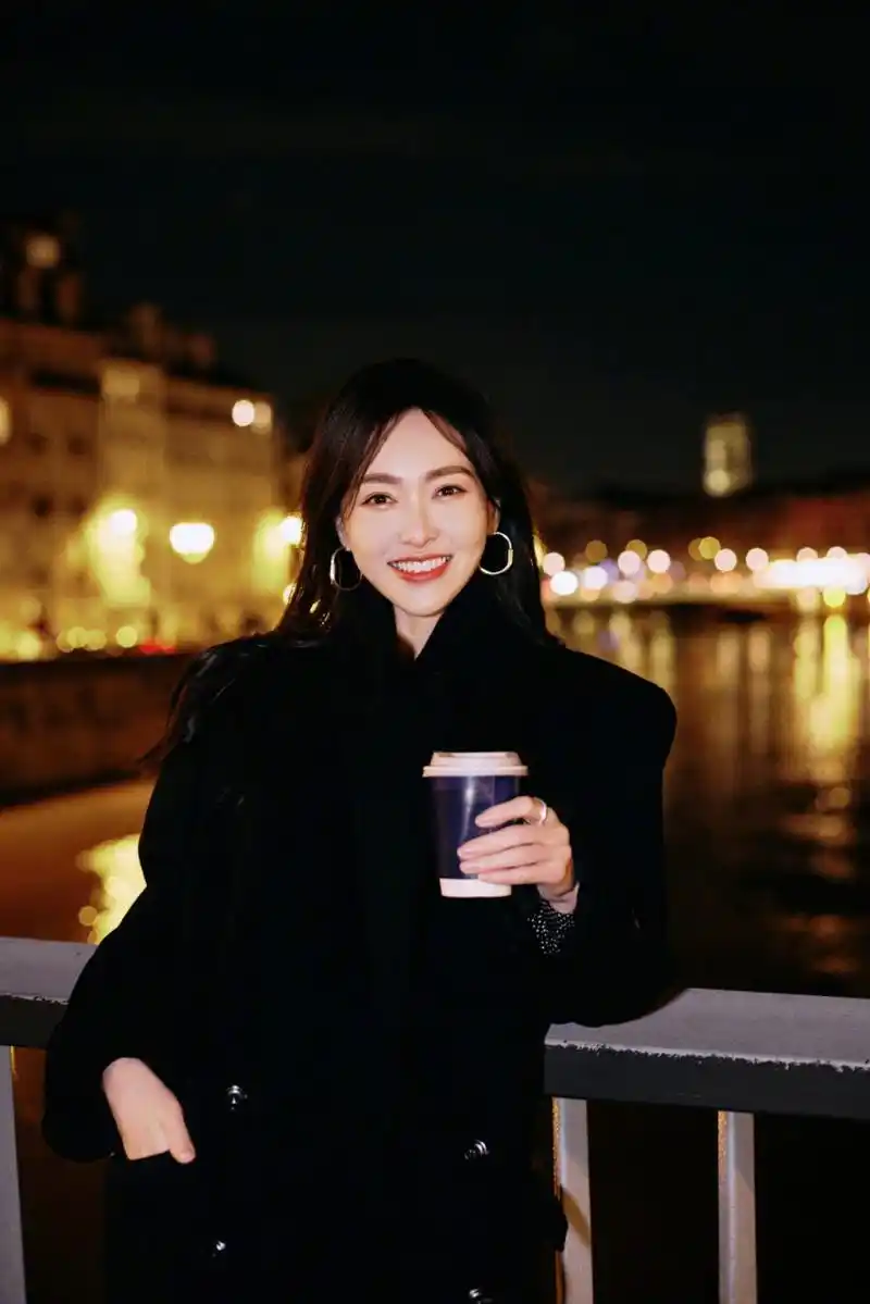 唐嫣超话 和汪总唐嫣 邂逅在塞纳河畔午夜梦回,繁花依旧!#唐嫣繁花