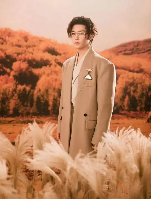 金丝眼镜和卷发在侯明昊身上高级感拉满了,完全就是优雅学长,明昊哥拍