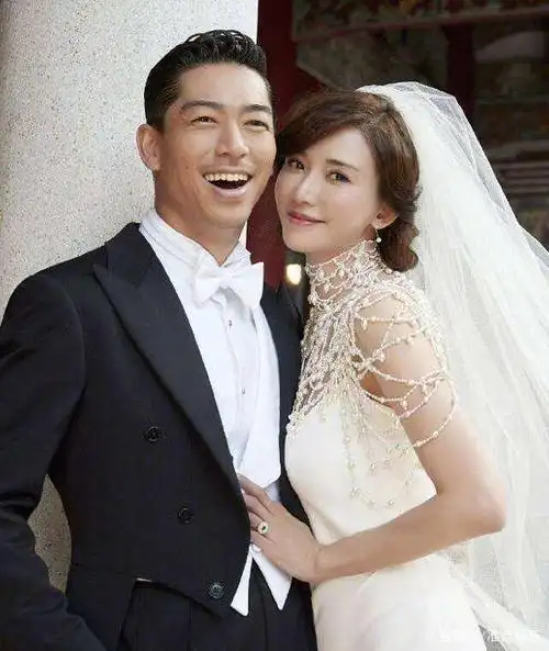 林志玲婚后现身高铁站,与老公十指紧扣秀恩爱,患病妈妈状态回春