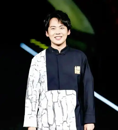 4岁成留守儿童,6岁只见过爸爸一面,27岁的郭麒麟给了郭德纲体面_父亲