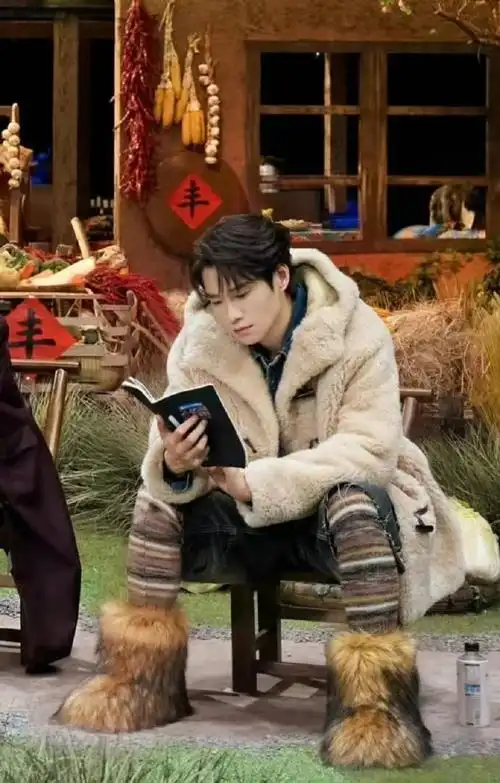 魏大勋野人毛靴#魏大勋你好像把野人的头发穿在了脚上