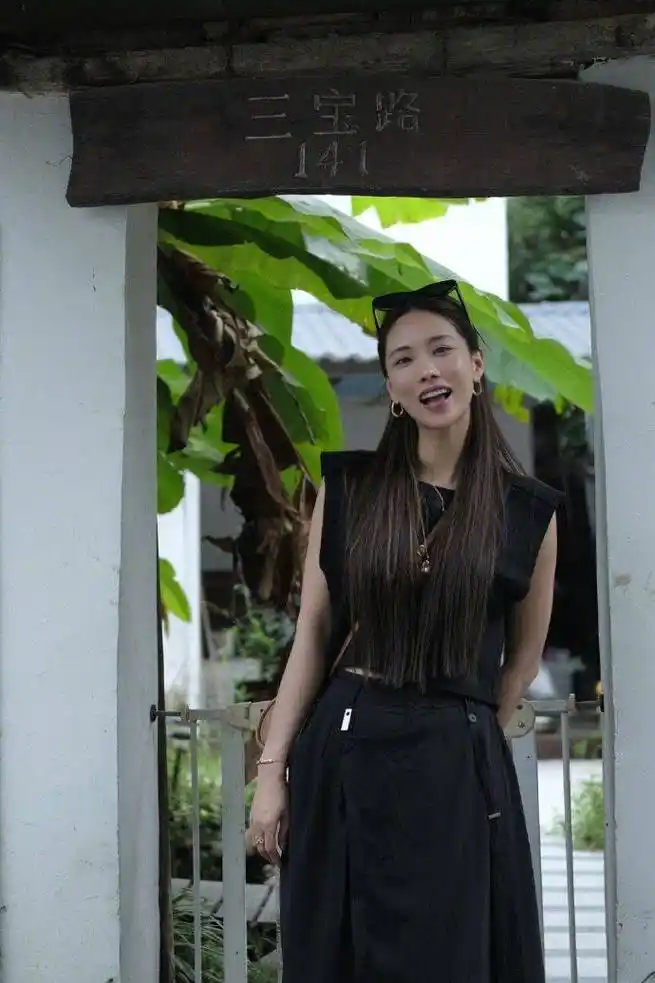 王霏霏卖二手物品给粉丝被吐槽一脸穷酸样,鼻头挛缩疑似整容失败_网友