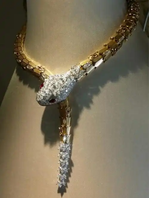 宝格丽经典蛇形高级珠宝项链.