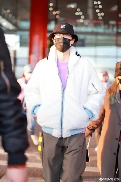【许嵩毛毛感穿搭】@许嵩现身机场,白色毛绒外套搭配紫色卫衣,干净