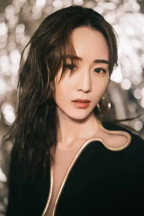 张钧甯身穿花瓣形u领裙高级冷艳而拼接风衣配蕾丝俏皮性感