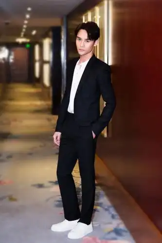 杨幂唐嫣黑白闺蜜装pk王凯胡一天鲜肉当道人气高