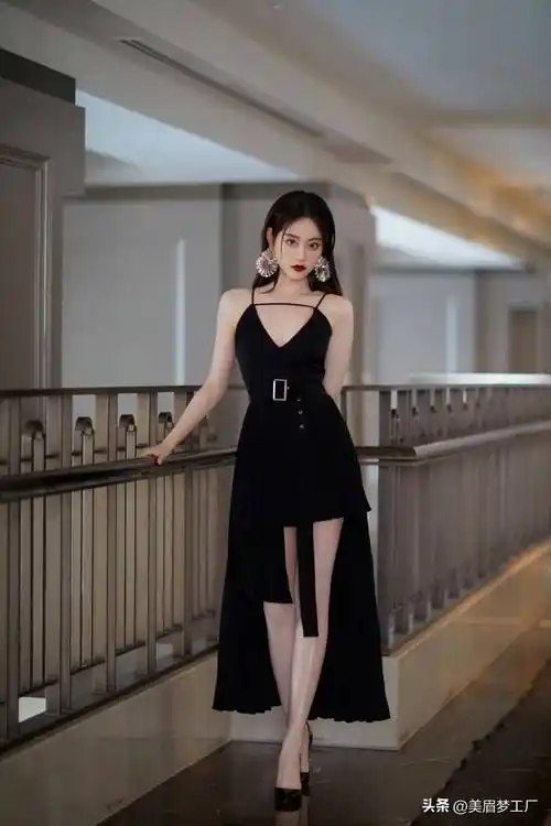 祝绪丹身穿黑色吊袜带和高跟鞋,尽显迷人魅力!_时尚_散发出_皮肤