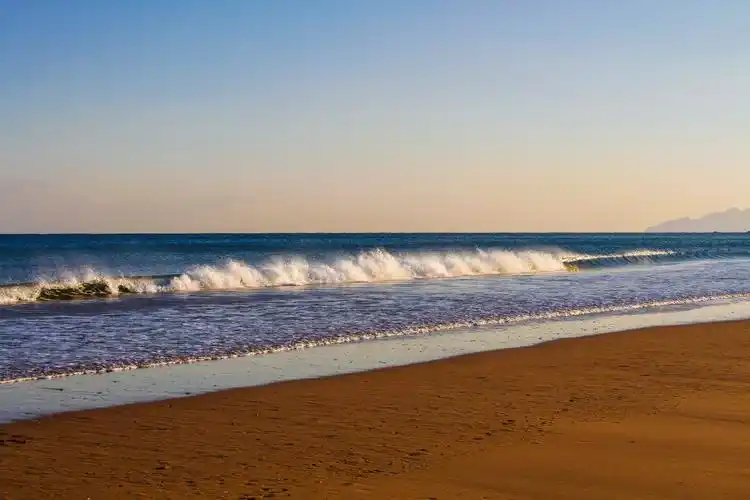 在恍如童话的风景中,欣赏青岛大海的静谧和蔚蓝