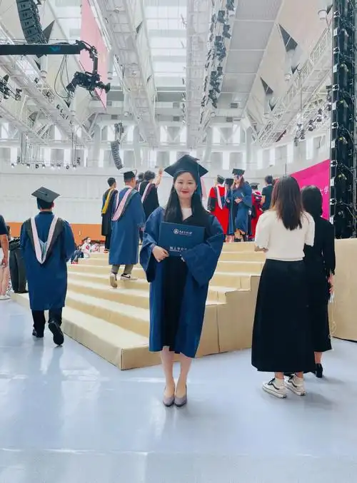 穿学士服拍照来参加中传毕业典礼吧