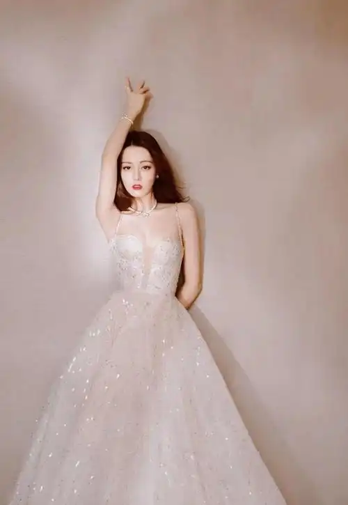 迪丽热巴唯美纱裙优雅迷人