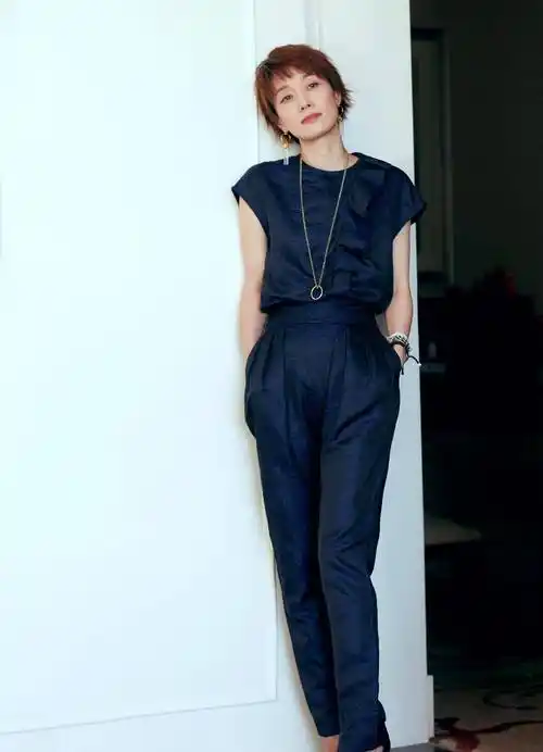 讲真,马伊琍虽不是大美女,但穿衣打扮简约接地气,看着就舒服_气质