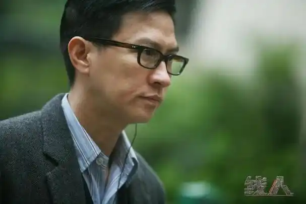 影片围绕谢霆锋饰演的小混混何细鬼展开.