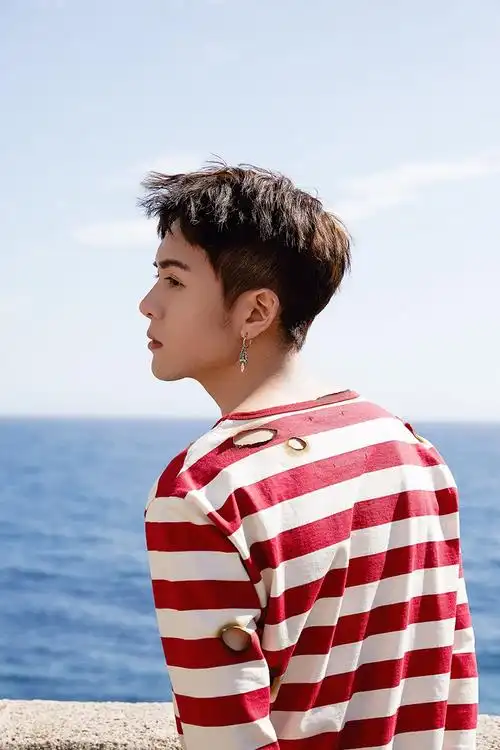 曾舜晞摩纳哥写真曝光游走海边学霸男友力袭来