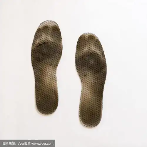 用合成材料制成的鞋垫,上面有脚印