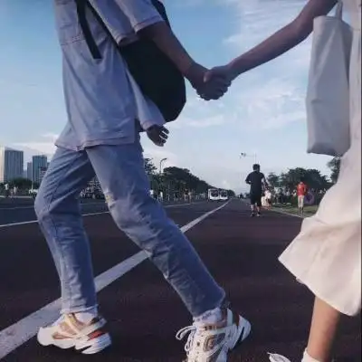 情侣头像牵手走路一前一后2021真实情侣牵手半身部位图片