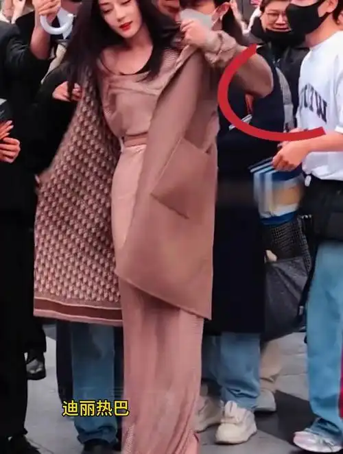 迪丽热巴惊艳亮相某活动现场大片曝光